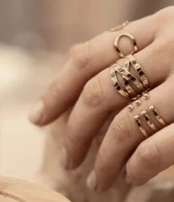 Bague Infinity (Acier Doré) -Bijoux Fantaisie bague infinity acier dore portee 2