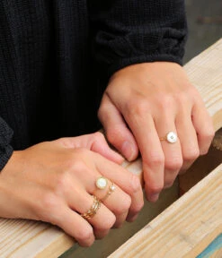 Bague Linda (Acier Doré) -Bijoux Fantaisie bague linda acier dore nacre portee 1