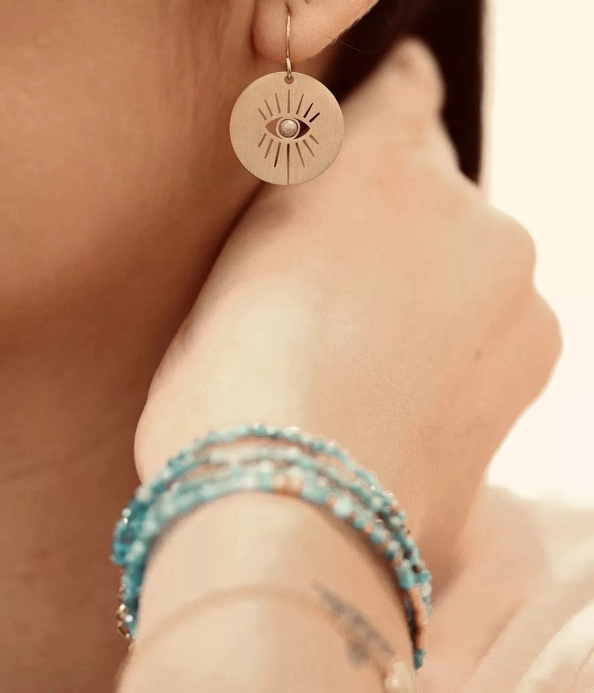 Boucles D'oreilles Isis (Acier Doré) 4 Boucles D'oreilles Isis (Acier Doré) – Image 2