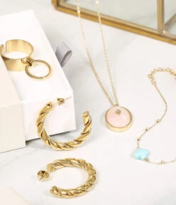 Boucles D'oreilles Torsade (Acier Doré) -Bijoux Fantaisie boucles doreilles torsade acier dore 1 nature morte